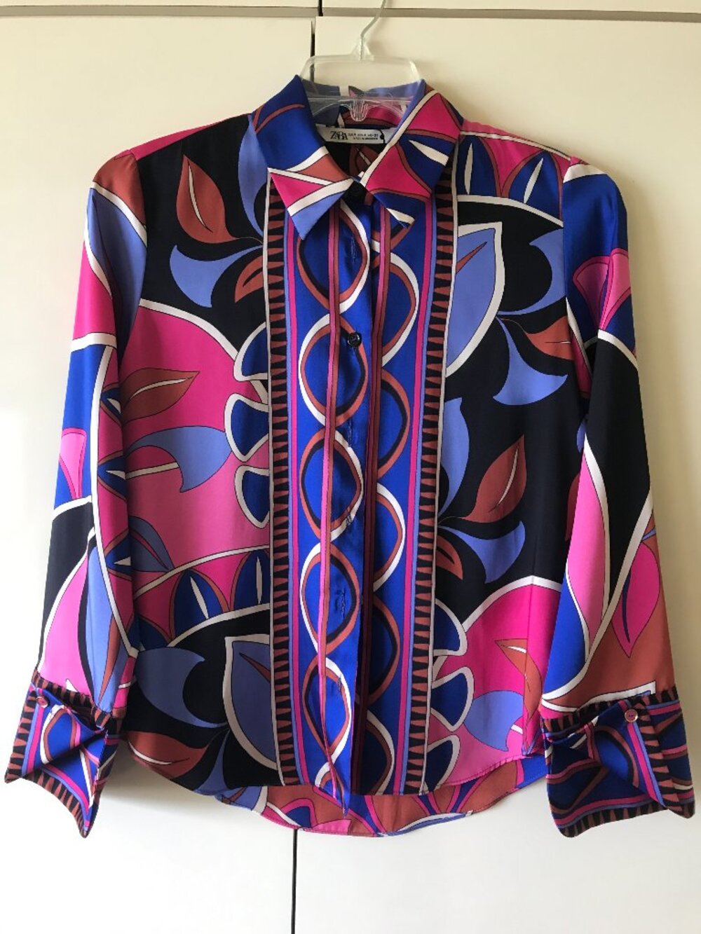 Women top by Zara. Medium NEW
